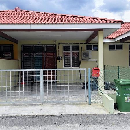 Neesa Homestay Bukit Gambang-Muslim מראה חיצוני תמונה