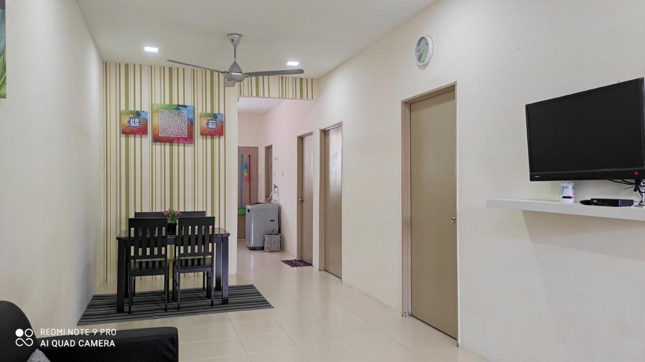 Neesa Homestay Bukit Gambang-Muslim מראה חיצוני תמונה